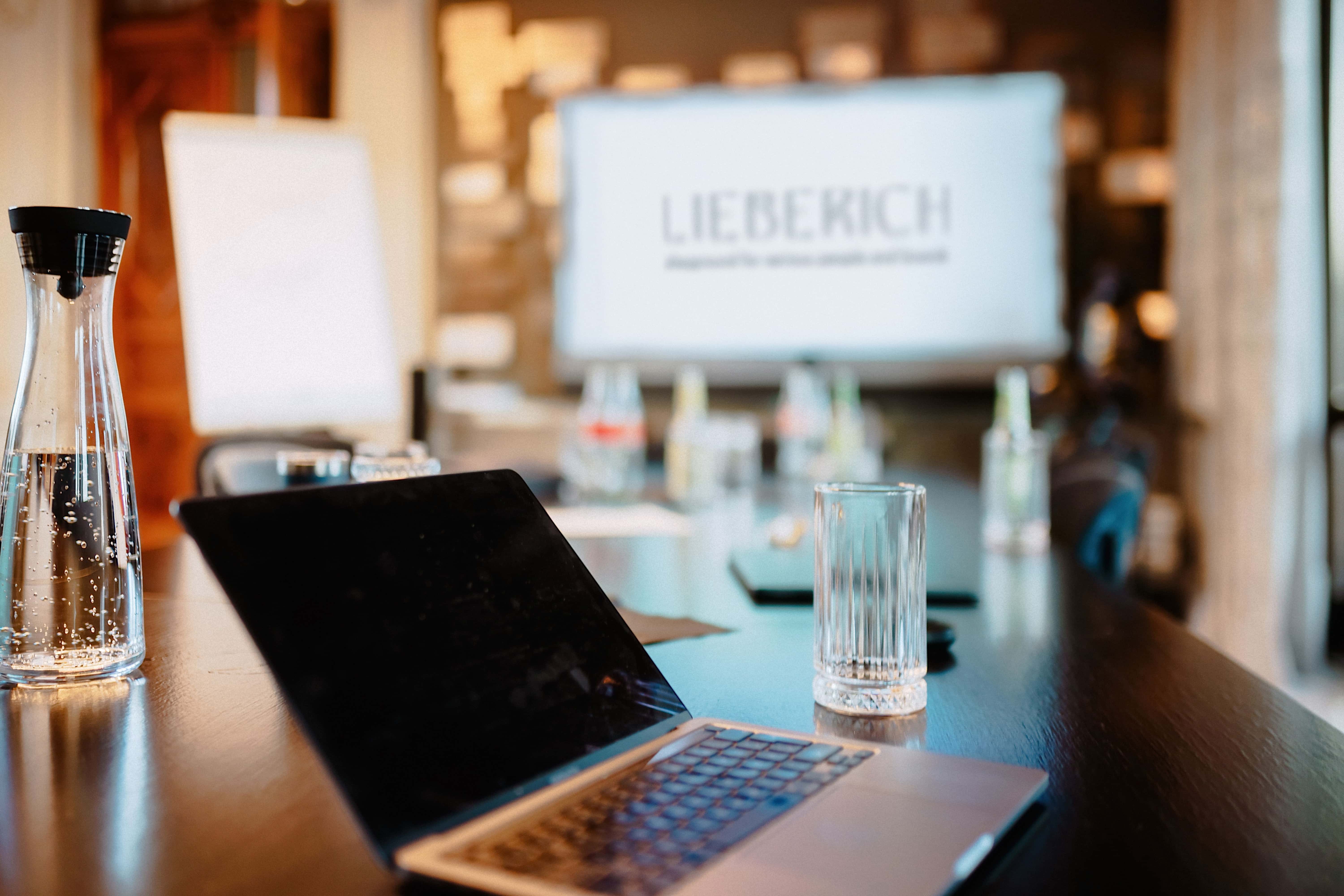 moderner Konferenzraum bietet perfekten Rahmen für Meetings, Seminare und Workshops.jpg